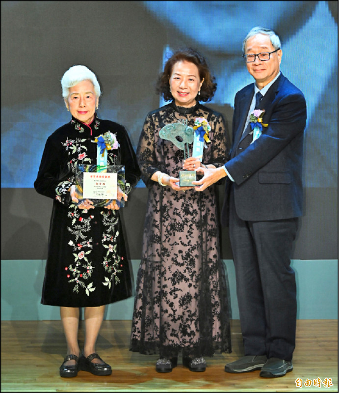 「台灣美術貢獻獎」頒予已故膠彩畫大師郭雪湖。郭雪湖之女郭香美（左起）及郭珠美自文化部長李遠手中接獲獎座。（記者潘少棠攝）