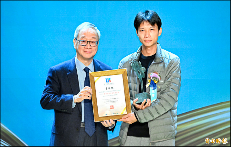 第23屆聯邦美術印象大獎首獎得主李承修（右）自文化部長李遠手中接獲講座及獎狀。（記者潘少棠攝）