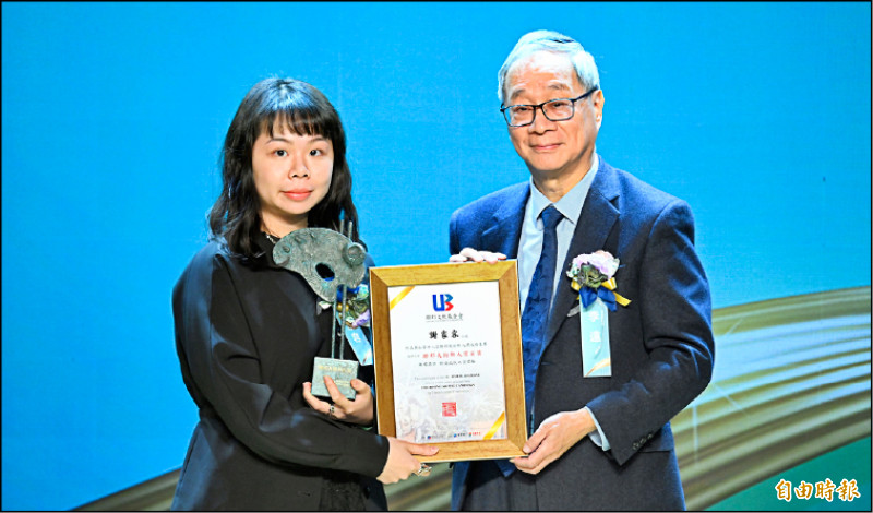 第28屆聯邦美術新人獎首獎得主謝家容（左）自文化部長李遠手中接獲講座及獎狀。（記者潘少棠攝）