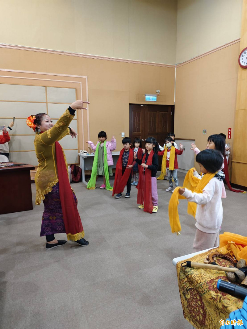 「印尼光影物語：皮影戲×文化×舞蹈」吸引許多小朋友（記者周敏鴻攝）