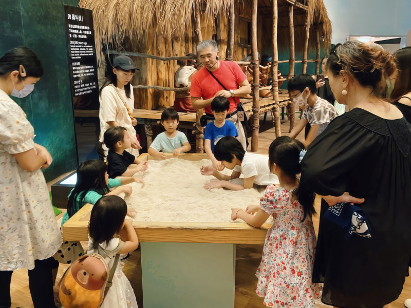 新北市立十三行博物館為自閉症兒童（星兒）家庭設計友善共融活動「早安博物館」，館長羅珮瑄表示，這項活動將從每月一次擴大為每週日常態性辦理，並增設「十三樂音香草療癒所」課程。（十三行博物館提供）