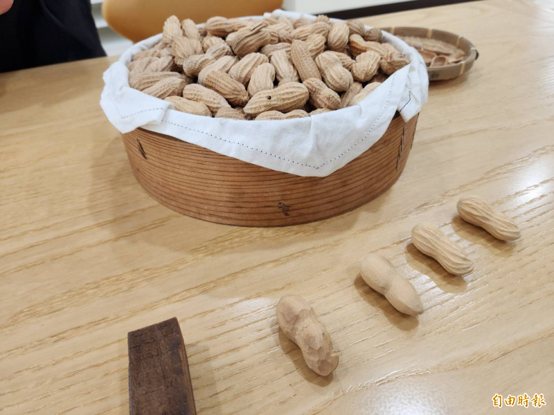 藝術家曾慶棟的花生雕刻，每一粒都獨一無二。（記者王涵平攝）