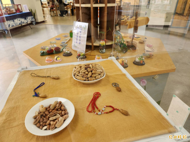 藝術家曾慶棟作品，即日起至2月27日在台南白河張慶芳紀念圖書館展出。（記者王涵平攝）