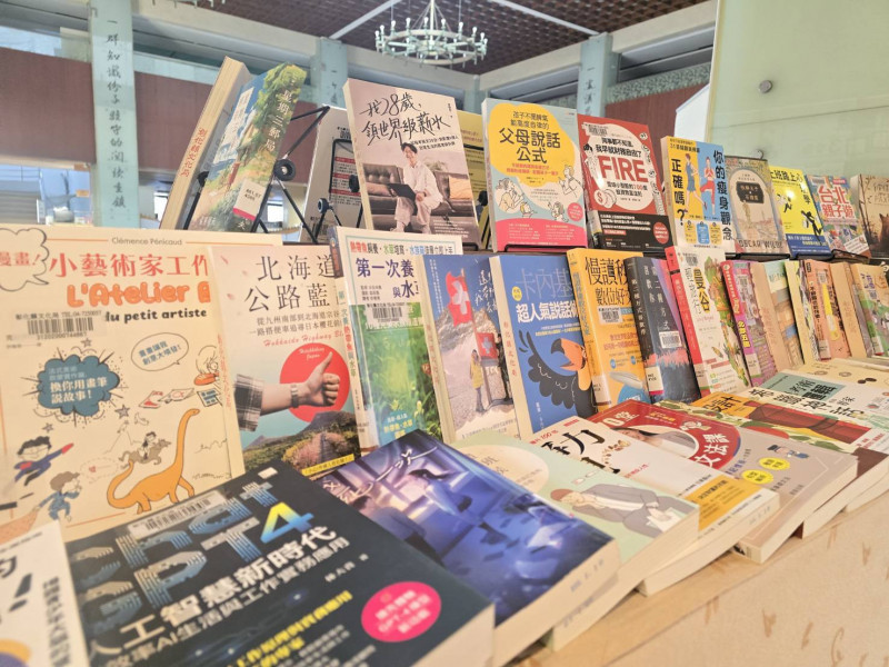 民眾走進書展的閱覽區，架上陳列的好書琳瑯滿目，用文字與圖像訴說著不同的生命故事。（文化局提供）