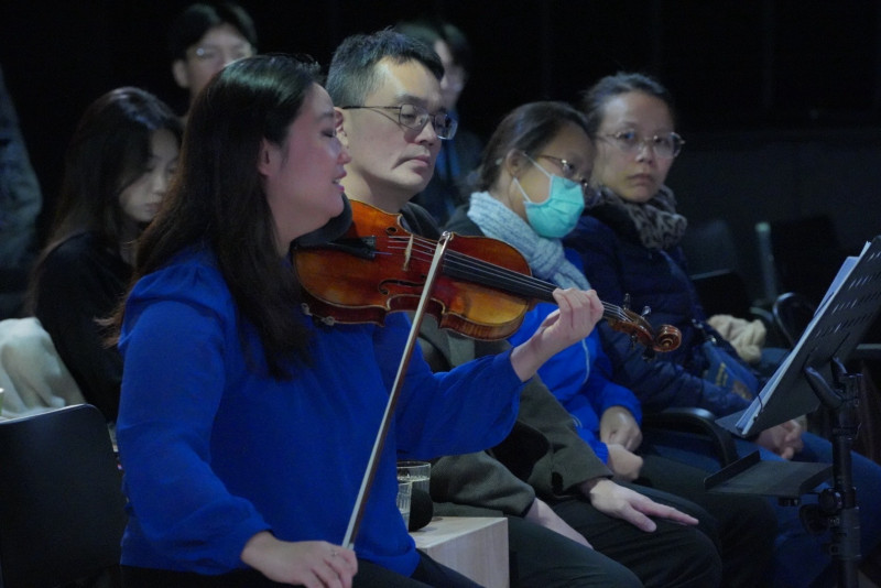 小提琴家朴秀藝抵台後隨即投入大師班教學，與台灣年輕音樂學子面對面交流。（國台交提供）