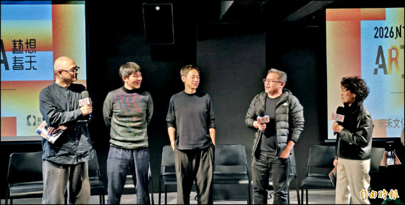 台中國家歌劇院藝術總監邱瑗（右起）介紹台灣藝術團隊豪華朗機工張耿華、陳乂、林昆穎，以及超維度Dimension Plus藝術總監蔡宏賢。（記者凌美雪攝）