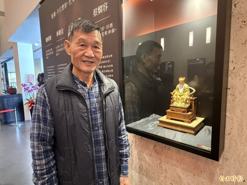 陳明洲展出期新作「福德正神」。（記者李文德攝）