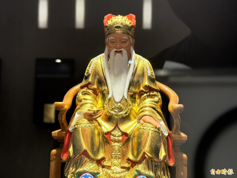 陳明洲展出期新作「福德正神」。（記者李文德攝）