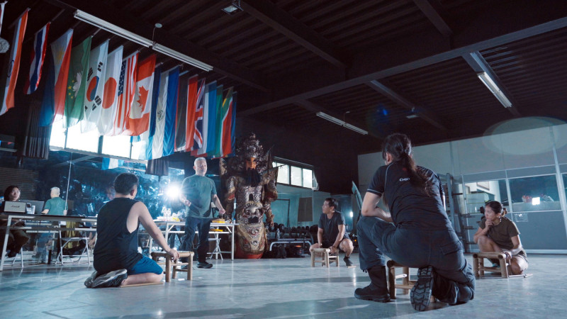 導演李小平（圖中）引導演員如何以凳子敲擊舞台，以不同強度聲音傳達情境。（公視提供）