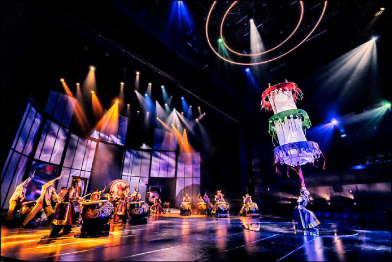 九天30週年鉅作《牽水（車藏）》，將1845年雲林口湖牽水狀祭典，也是台灣規模最大的水難祭儀，轉譯為當代觀眾能產生共鳴的舞台語言。（九天民俗技藝團提供）