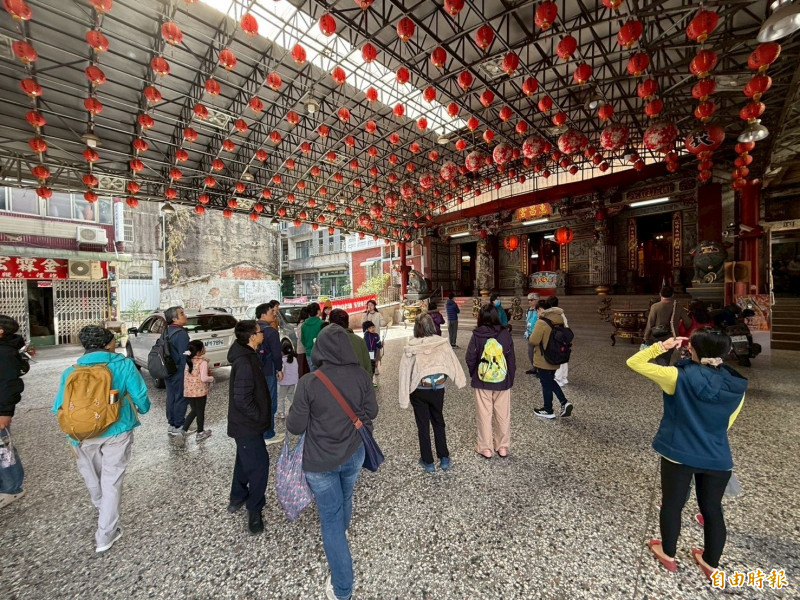 闖關活動帶領民眾認識竹東惠昌宮。（記者黃美珠攝）