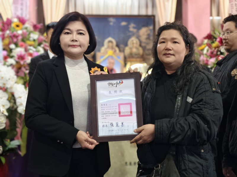 雲林縣長張麗善（左）頒贈表揚狀，感念蔡爾容對於傳統工藝的付出。（圖由縣府提供）