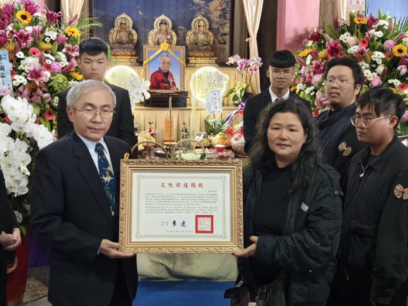 文資局長陳濟民（前左）代表文化部頒贈旌揚狀（記者李文德攝）