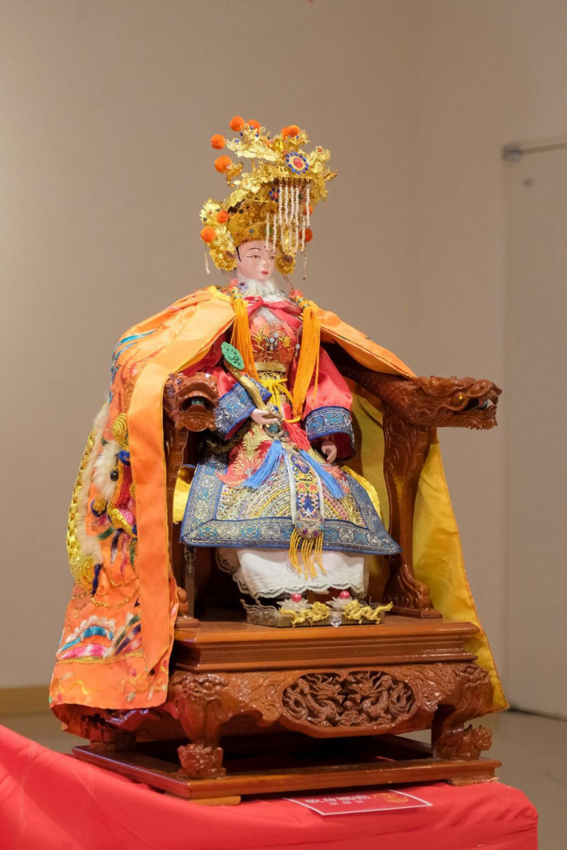 蔡爾容從小跟著父親學藝，將紙塑絹身神像技法並參考歷代紙塑神像古籍，運用傳統竹纖維紙與麵粉糊漿為材料，彙整研發出紙塑神像的「脱胎換骨」技法，在表現形式上有其獨特性與藝術價值。（圖由縣府提供）