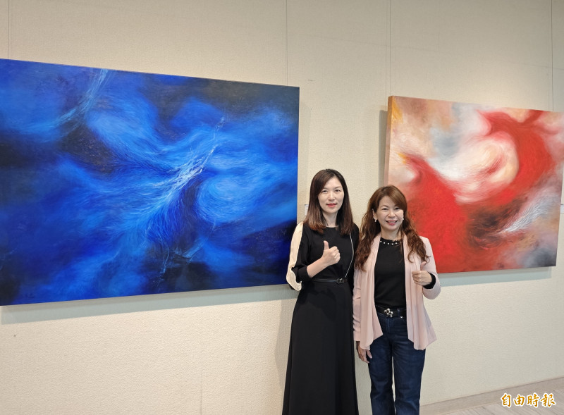 美女藝術家葉翠芳（左）首辦個展，歸仁文化中心主任洪琬怡出席開幕。（記者吳俊鋒攝）