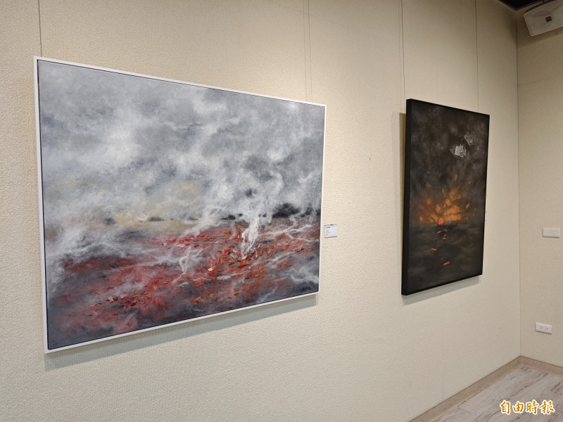 美女藝術家葉翠芳在歸仁文化中心首辦個展，系列作品精采呈現。（記者吳俊鋒攝）