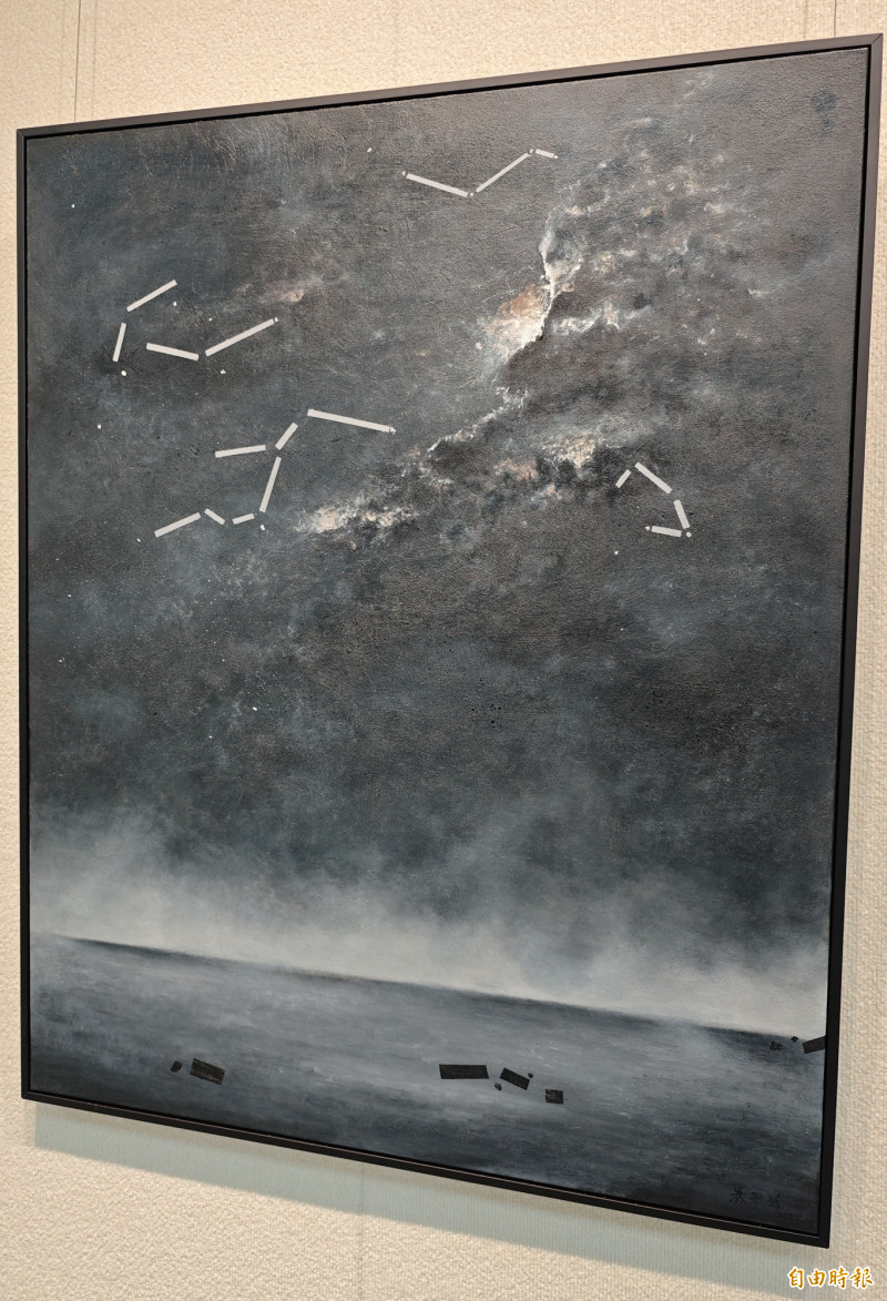 美女藝術家葉翠芳在歸仁文化中心首辦個展，也以自身的天文專業進行創作，引人矚目。（記者吳俊鋒攝）