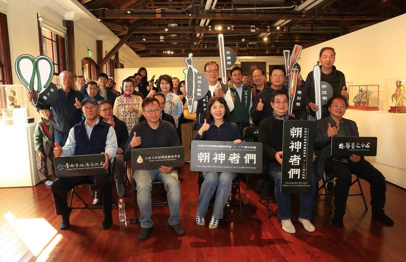 台南市府城傳統藝術學會20週年特展「朝神者們」在麻豆總爺藝文中心紅樓開展。（總爺藝文中心提供）