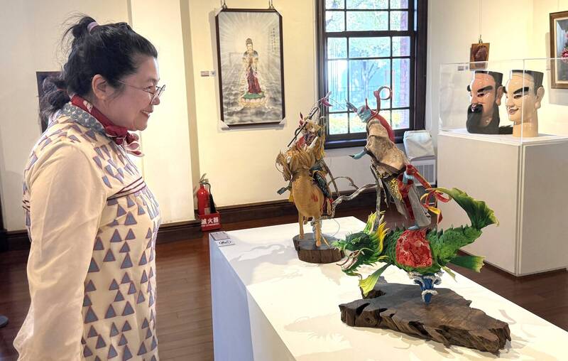 「朝神者們」展出工藝品。（總爺藝文中心提供）