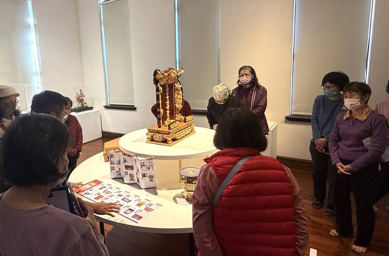 「朝神者們」展出工藝品，觀眾觀賞工藝大師的精湛技法和領會對信仰、信眾寄託的慎重。（總爺藝文中心提供）