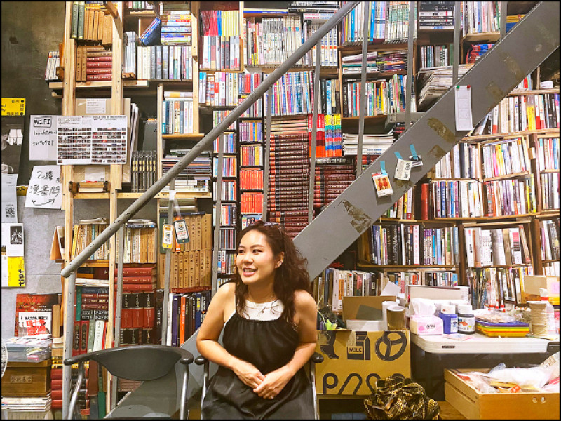 山峸二手書店的二手書牆。