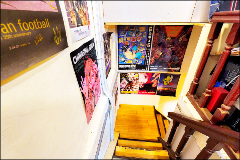 現流冊店通往地下室的樓梯轉角。