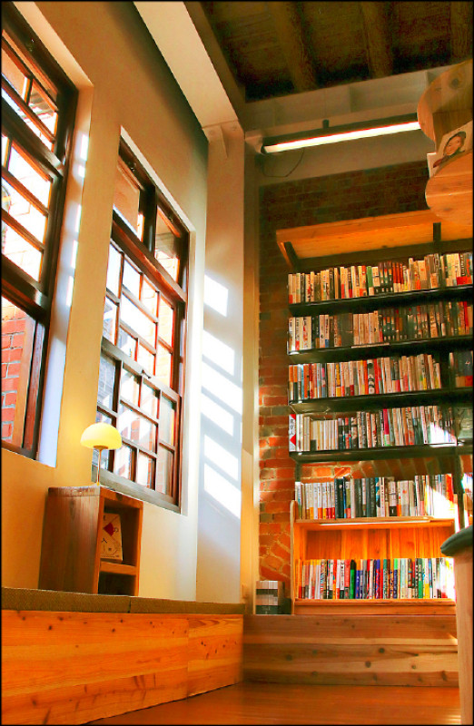 郭怡美書店的靠窗榻榻米座位。