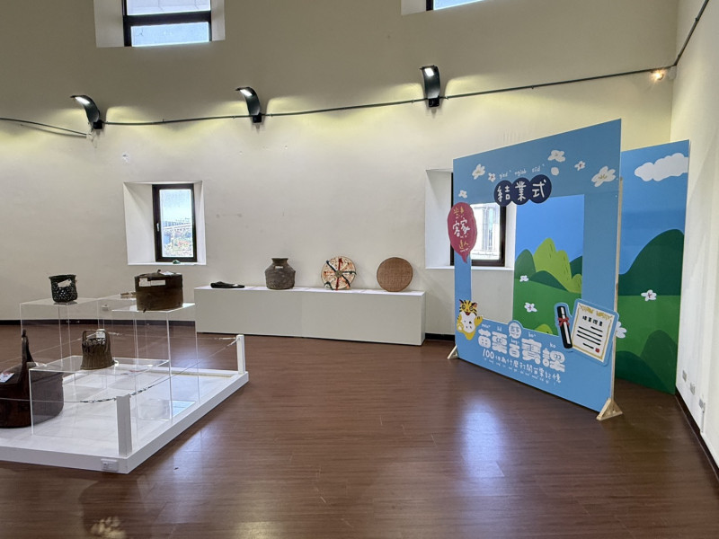 苗栗縣政府文化觀光局在客家圓樓規劃「苗栗客家百寶課」特展+6場次工作坊，邀民眾認識客庄。（苗縣府文觀局提供）