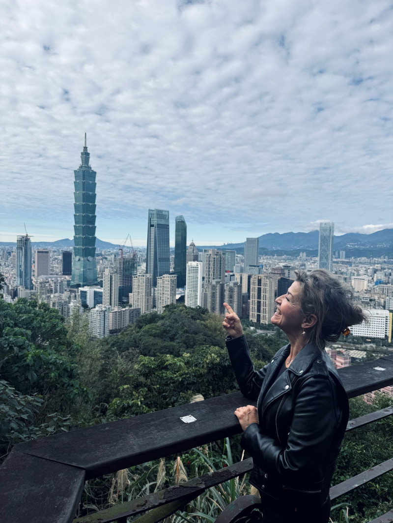 慕特在象山上開心指著101大樓。（翻攝自慕特臉書）