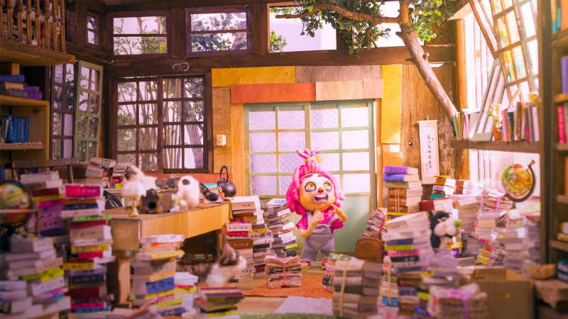 張品喻細心打造溫暖的書店，讓憤怒小女孩陳派派一踏入書店就感染到神奇的魔力。（小公視提供）