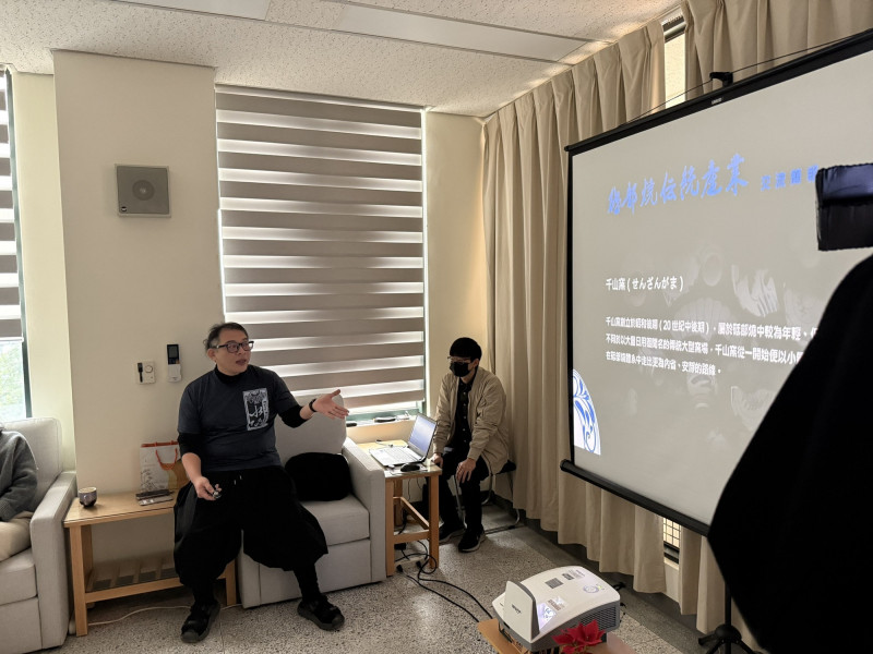 鶯歌陶藝家王弘宜介紹日本砥部燒發展脈絡。（鶯歌區公所提供）