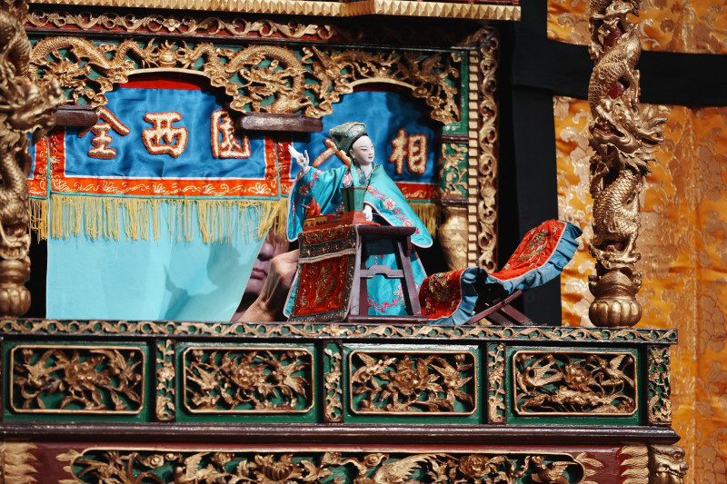 全西園掌中劇團洪啟文演師以精湛細膩的操偶繼續演繹古冊戲《馬鞍山》。（傳藝中心提供）