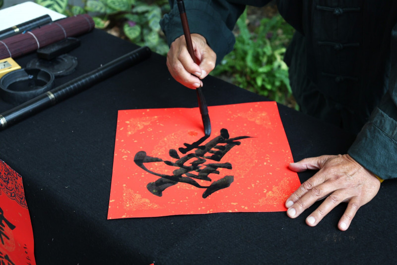 漢來日月行館春節活動特邀魚池在地書法家到館「寫春」贈房客。（漢來日月行館提供）
