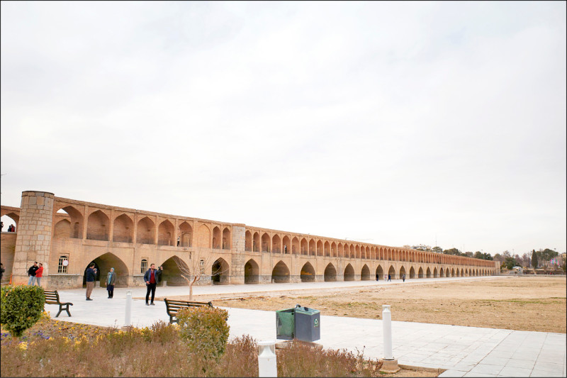 古城伊斯法罕，以薩非時代建造的孔橋聞名。孔橋建成當時，成功連結了河岸兩端，然而如今的河床，早已乾涸多年。