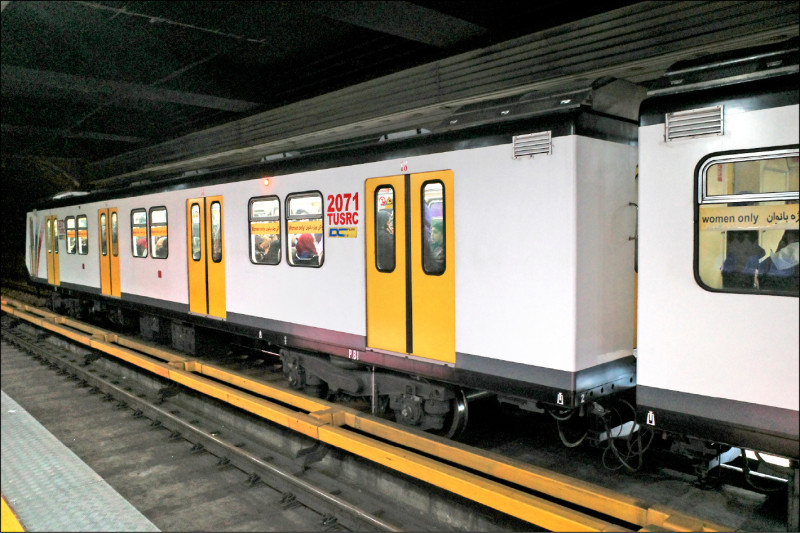 德黑蘭地鐵裡，有女性的專屬車廂。