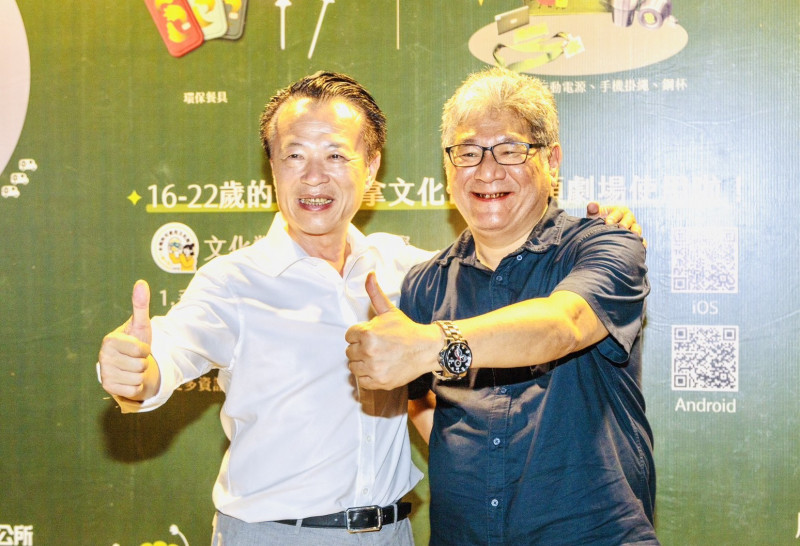 嘉義縣長翁章梁（左）與紙風車創辦人李永豐一路相互扶持。（嘉義縣政府提供）