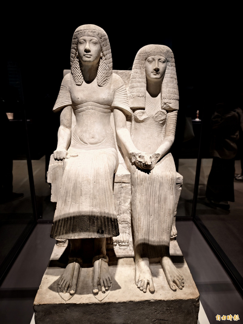 「未來的國王霍朗赫布及妻子雕像」是大英博物館策展人推薦必看的4件藏品之2。（記者吳俊鋒攝）