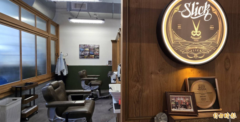 復刻過去男士理髮店場景的「俐落男士理髮廳」。（記者凌美雪攝）