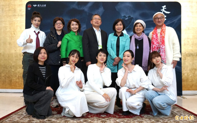 演員鄒慈愛（後排左起）、國光劇團藝術總監王安祈、團長張育華、傳藝中心副主任梁晋誌、傳藝中心主任陳悅宜、趨勢科技執行長陳怡蓁、演員溫宇航、導演戴君芳（前排左起）、演員謝樂、黃詩雅、凌嘉臨、林庭瑜等人合影。（記者董柏廷攝）