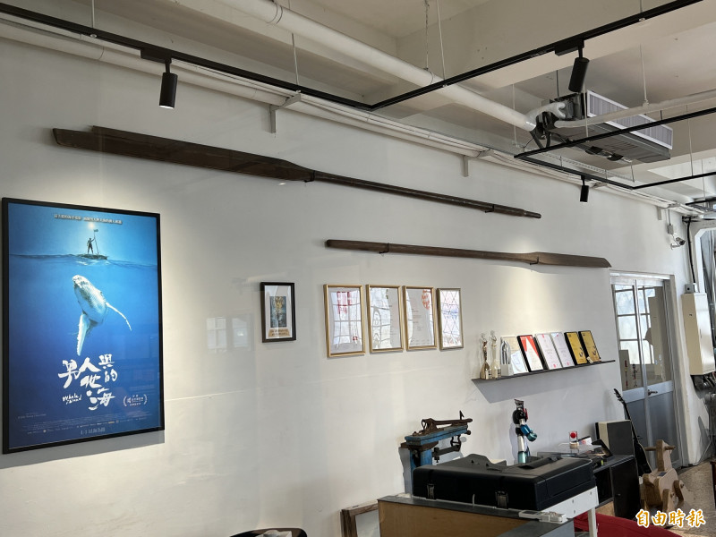 李遠巧遇「李安」拍攝電影「少年Pi的奇幻漂流」文物-船槳，有待李安來認證！（記者廖耀東攝）