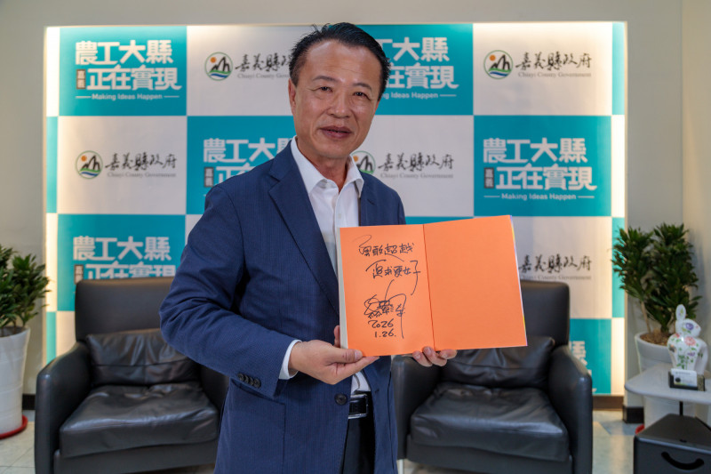 嘉義縣長翁章梁簽名支持紙風車椅子會行動。（紙風車提供）