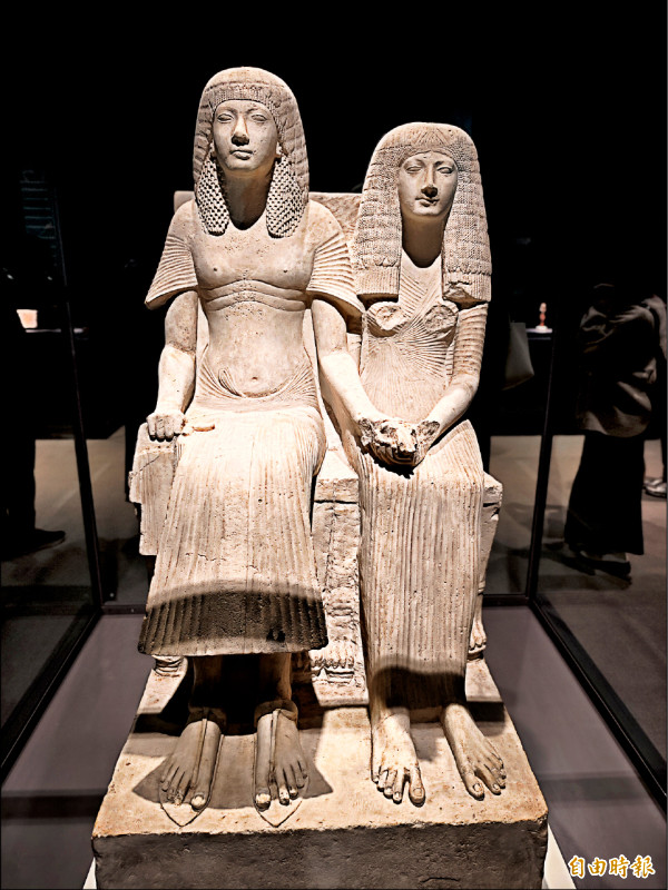 〈未來的國王霍朗赫布及妻子雕像〉是大英博物館策展人推薦必看的藏品之一。（記者吳俊鋒攝）