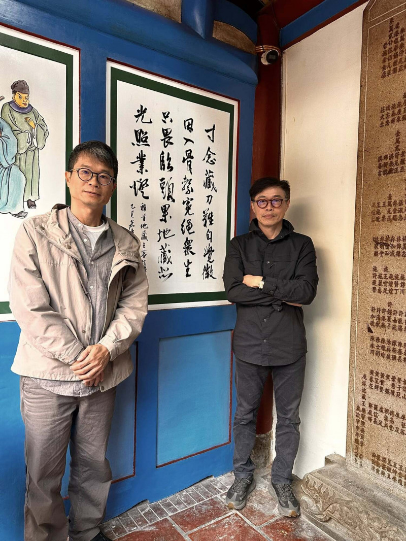 鹿港書法家林俊臣（圖右）與陳昭坤受邀為鹿港地藏王廟題壁，留下墨寶。（林俊臣提供）