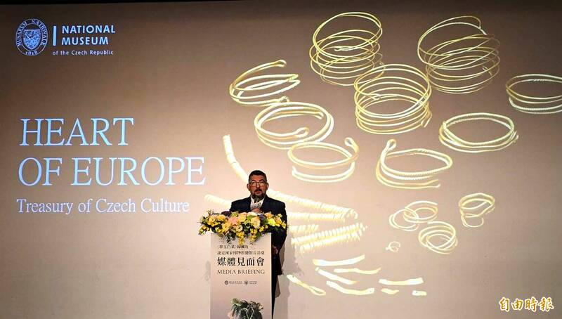 捷克國家博物館總館長盧卡其宣布該館對故宮的回饋展，展名為「歐洲之心」（Heart of Europe）。（記者凌美雪攝）