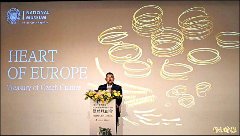 捷克國家博物館總館長盧卡其宣布該館對故宮的回饋展，展名為「歐洲之心」（Heart of Europe）。（記者凌美雪攝）