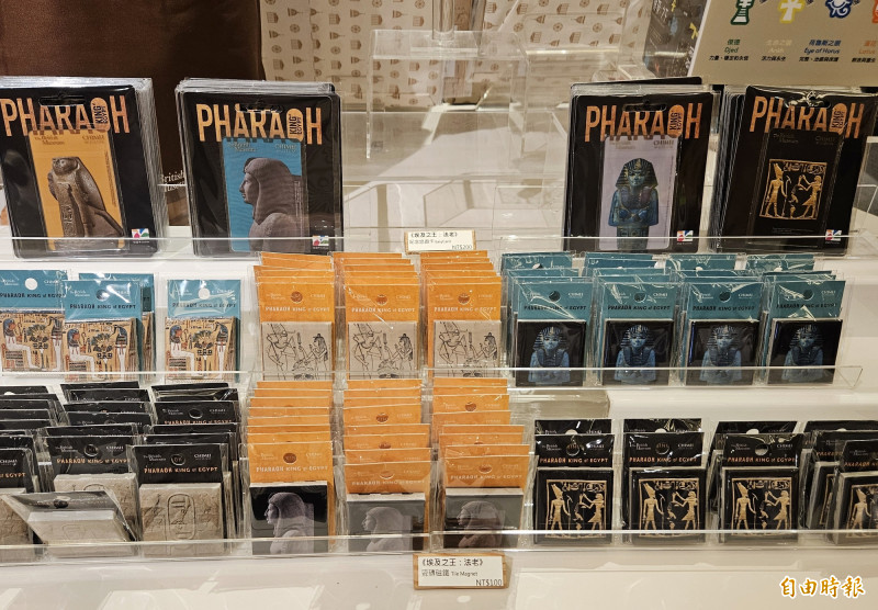 奇美博物館配合「埃及之王：法老」特展，推出悠遊卡、磁鐵等周邊小物，大獲好評。（記者吳俊鋒攝）