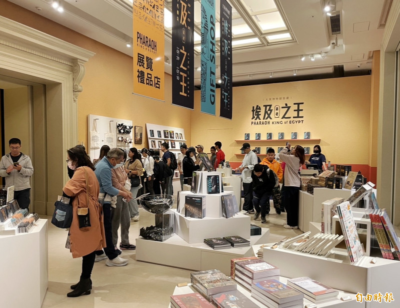 奇美博物館「埃及之王：法老」特展登場，人潮也帶動買氣，周邊商品熱賣。（記者吳俊鋒攝）
