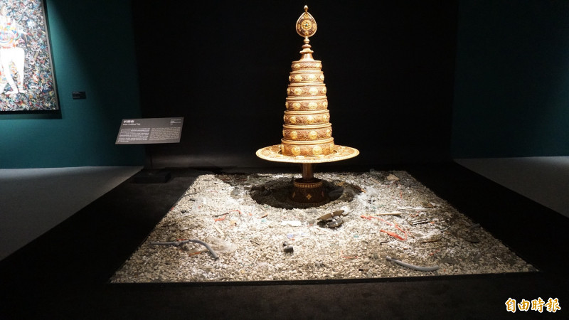 才仁・夏爾帕〈祈願樹〉鎏金銅。91.4×91.4×167.6公分。（記者董柏廷攝）