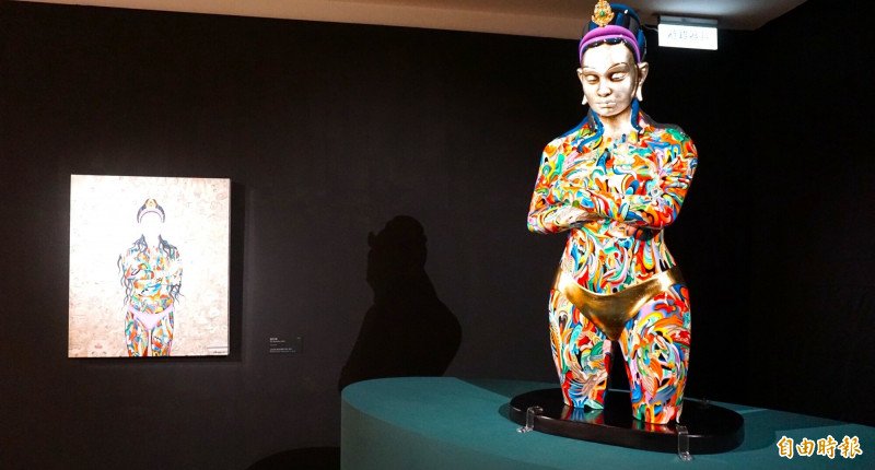 才仁・夏爾帕〈空行母〉金箔、壓克力顏料、墨水、玻璃纖維，90公分高。2025。（記者董柏廷攝）