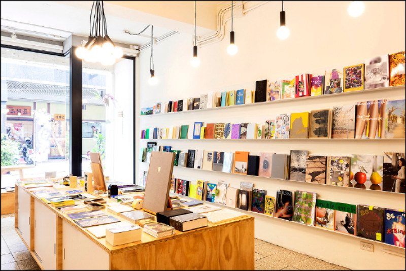 天氣好時，可以站在朋丁的門口看看天空。